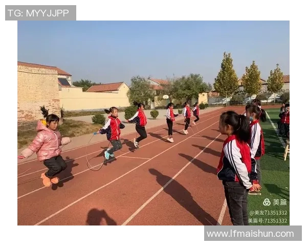 足球巨星震撼落地时刻全景绘制展现运动激情与力量之美