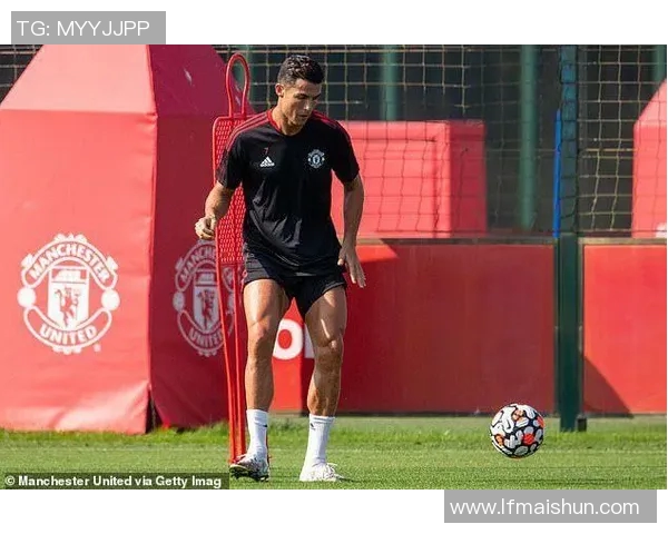 梳背头的足球球星们如何通过独特发型塑造个人魅力与赛场风采 梳背头的足球球星们如何通过独特发型塑造个人魅力与赛场风采