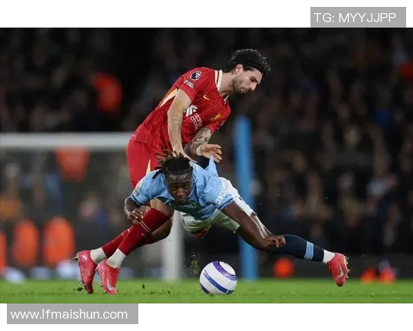 足球球星飞奔赛场庆祝进球瞬间激情四溢展现绝佳技艺 足球球星飞奔赛场庆祝进球瞬间激情四溢展现绝佳技艺